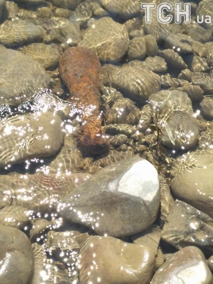У воді біля мосту на річці Теребля місцеві знайшли снаряд часів Другої Світової війни