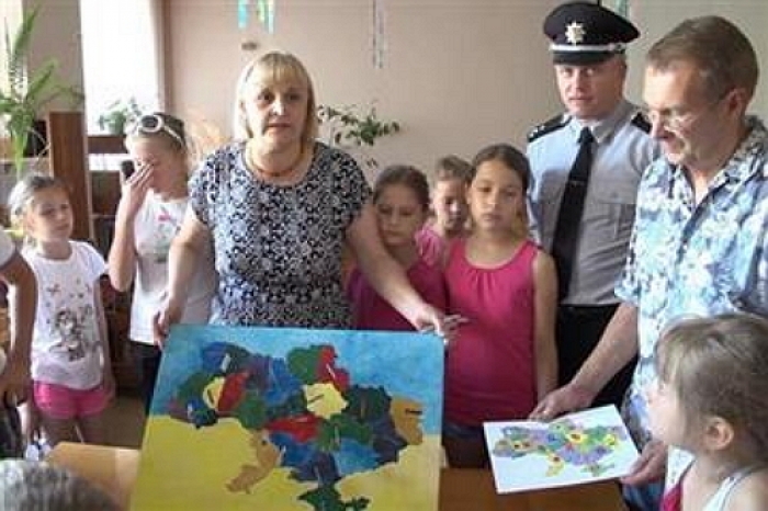 Пазл-карту України для дітей зі Сходу склали юні мешканці Ужгорода