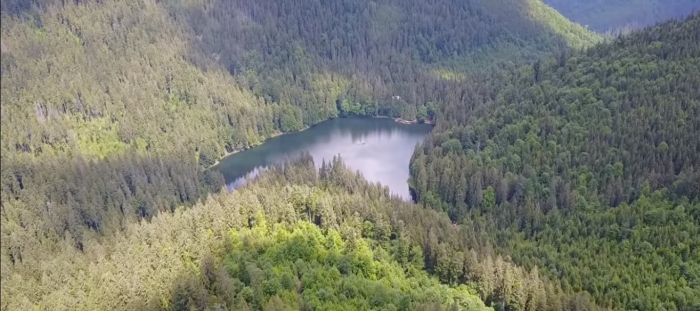 Відео дня: одне із семи природних чудес України – озеро Синевир, зафільмували з квадрокоптера