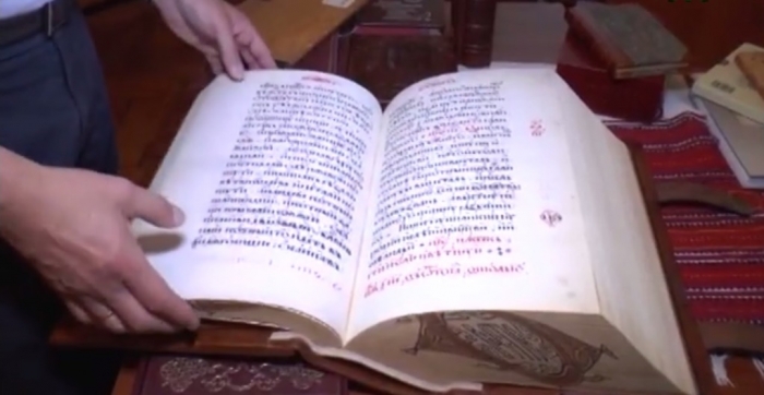 Мукачівський видавець відновлює мистецтво створення коштовних оправ для старовинних книг