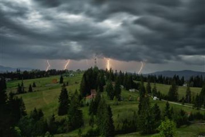 Закарпатський гідрометцентр попереджає про сильні зливи і грози