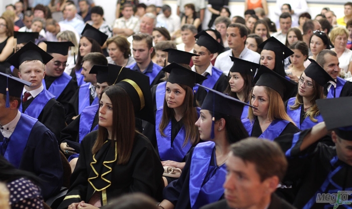 Угорськомовні випускники УжНУ – з дипломами про вищу освіту
