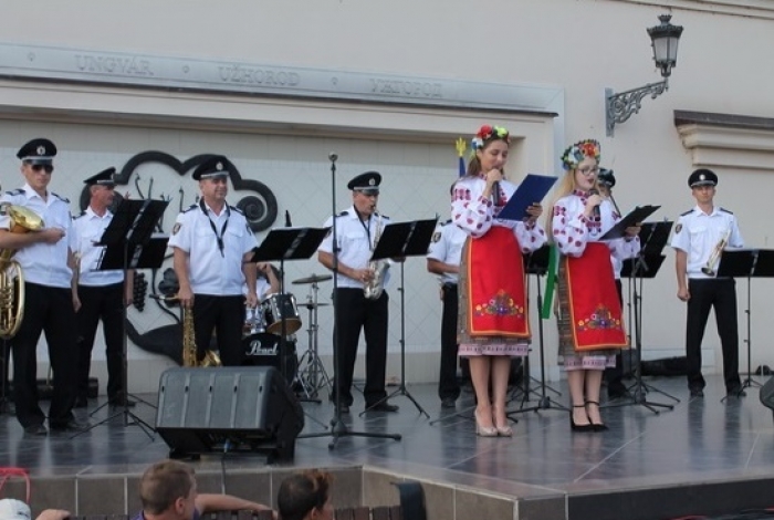 Полісмени Закарпаття дали "незалежний" концерт в Ужгороді