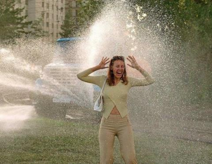 В Ужгороді на час спеки поливають вулиці