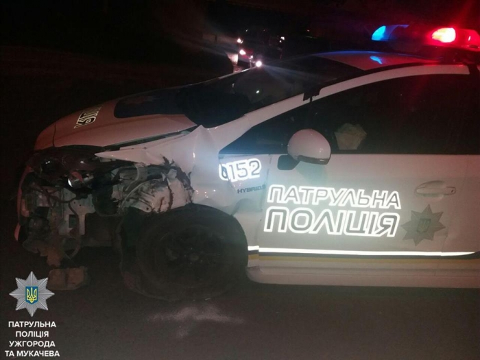 Удар відірваним від автобуса колесом прийшовся по службовому авто ужгородської поліції «Toyota prius»