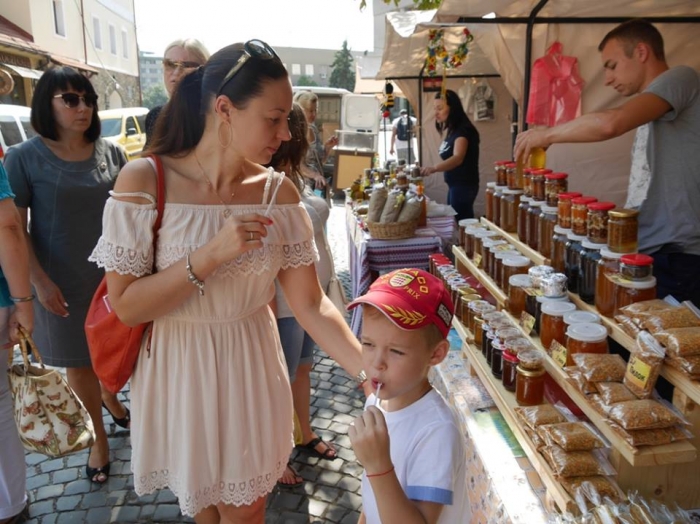 Фестиваль меду та медопродуктів "Медовий спас" розпочався сьогодні в Ужгороді