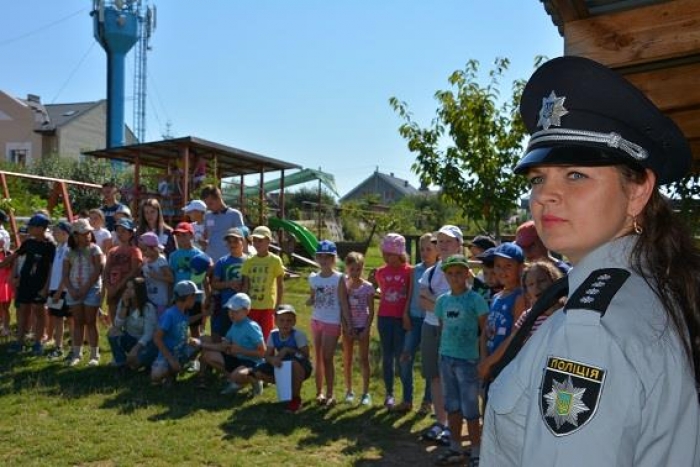 Закарпатські поліцейські розповіли вихованцям «Неємії» як не втрапити в халепу влітку