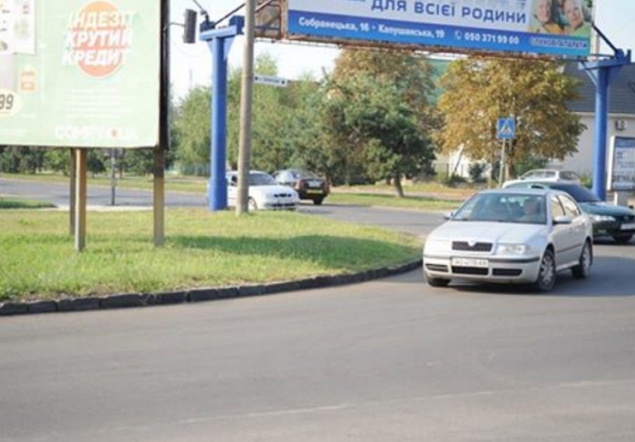 Двосторонній рух для легковиків почав діяти сьогодні на вулиці Заньковецької в Ужгороді