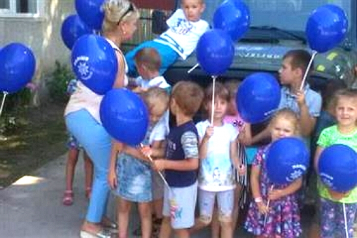 Закарпатська дітвора отримала "поліцейські" повітряні кульки