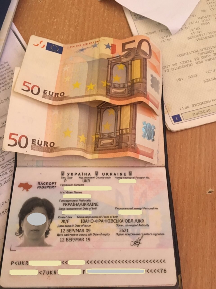 Українка хотіла підкупити "зелених кашкетів" хабарем у 100 євро