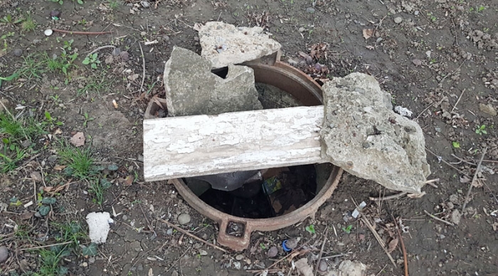 Ромське "тріо" цупило металеві люки в столиці Закарпаття