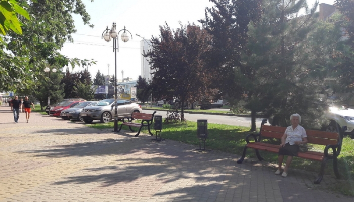 Дюжина оновлених лавиць з’явилася на колишньому проспекті 40-річчя Жовтня в Ужгороді