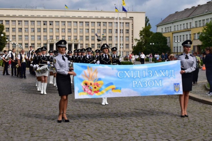 Поліцейські барабанщиці Донеччини очолили парад в Ужгороді