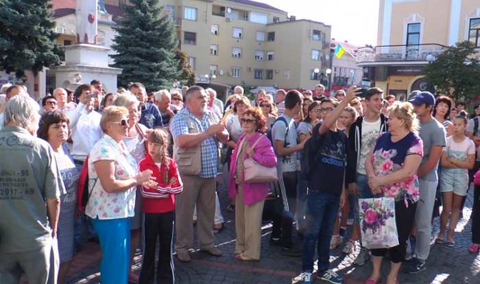 Під стінами Мукачівської ратуші зібралися незадоволені мером містяни!
