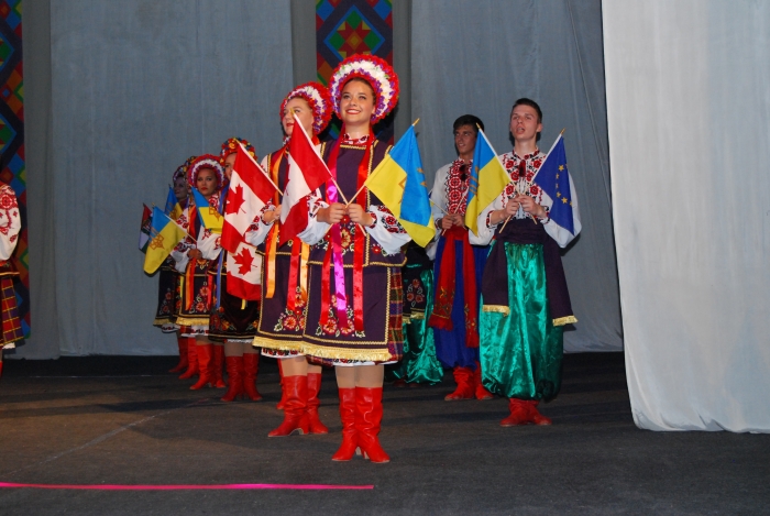 Танцювальний колектив з Канади виступив в Ужгороді