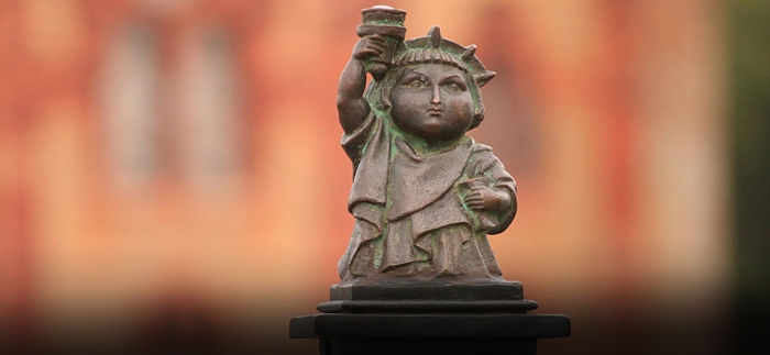 Ужгородські міні-скульптурки: яким наше місто і нас бачать вони?