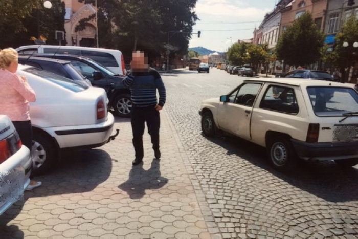 У Мукачеві встановили особу водія, який пошкодив автомобіль в центрі міста і втік