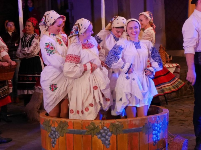 В Ужгороді відбулося яскраве театралізоване дійство "Винобраня, свальбованя" з відтворенням давніх традицій