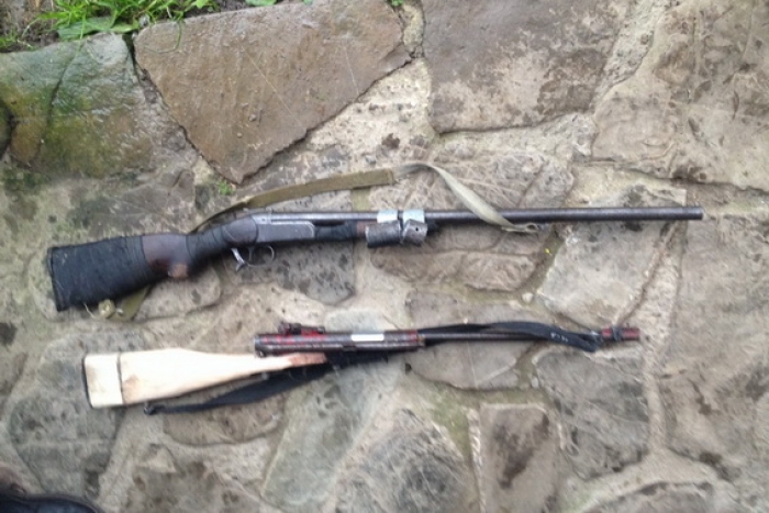 "Знайдені в лісі" дві рушниці та набої знайшли під час обшуку в закарпатця