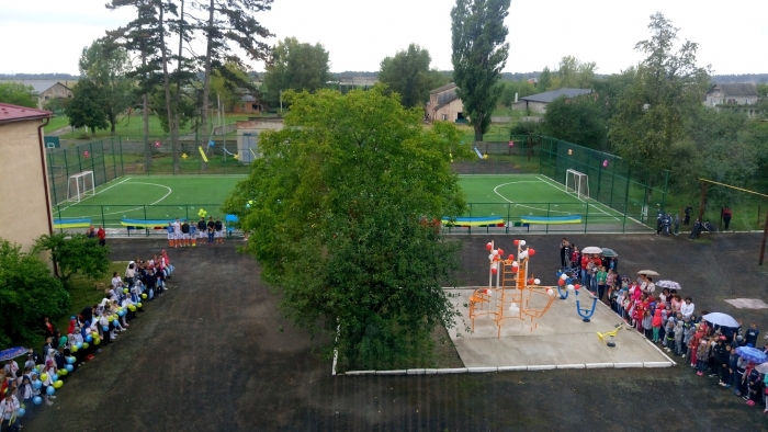 Майданчик для воркаут та футбольне поле – на Виноградівщині відкрили новий спортивний об’єкт для школярів