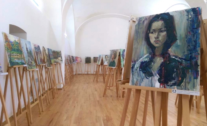 Ужгородське "Совине гніздо" прихистило виставку з більш ніж ста різножанровими картинами