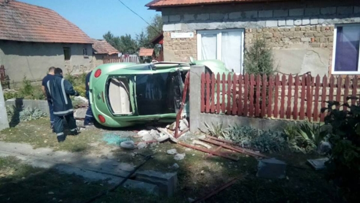Закарпатська жінка-водій після "зустрічі" її автівки з бетонним парканом опинилася в лікарні