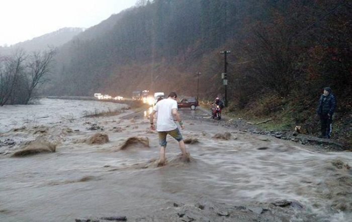 Через сильні опади на Закарпатті очікуються підйом води у річках та схід у горах селевих потоків