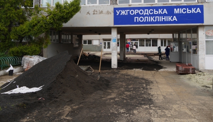 Ужгород. У міській поліклініці — нова зовнішня дренажна каналізація та капремонт території