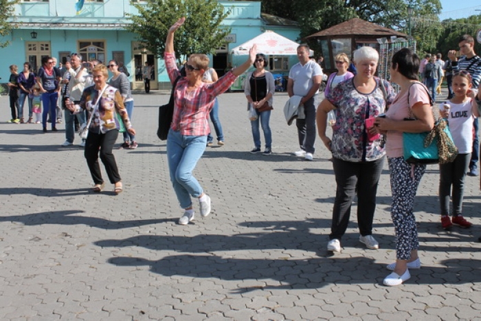 В Ужгороді містяни витанцьовували під "поліцейську" музику