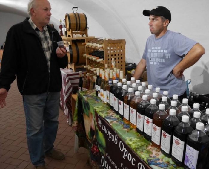 Винороби, пасічники й сировари презентувалися у підвалах "Совиного гнізда" в Ужгороді