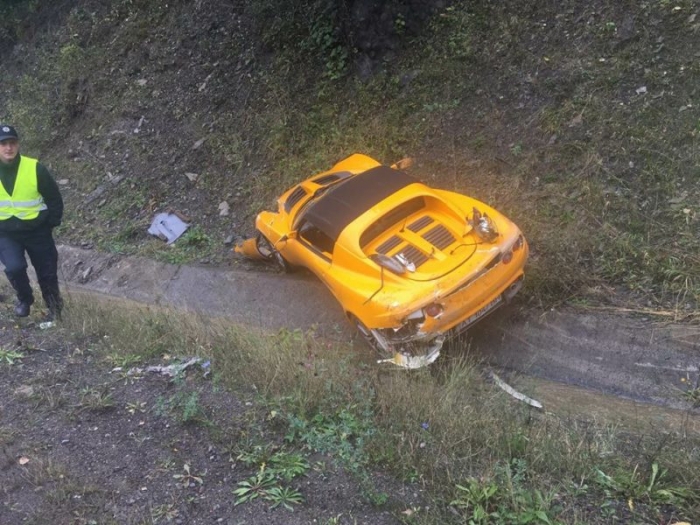 Шикарне спортивне авто злетіло з дороги біля Нижніх Воріт