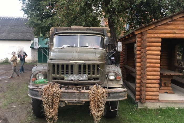 Авто з 6 "кубиками" буку без документів "стопорнули" патрульні на Тячівщині 