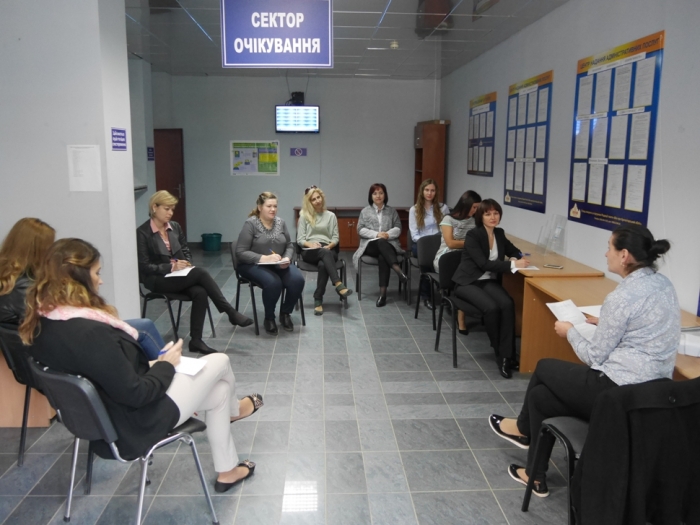 Працівникам ЦНАПу в Ужгороді фахівець-психолог влашувала навчання