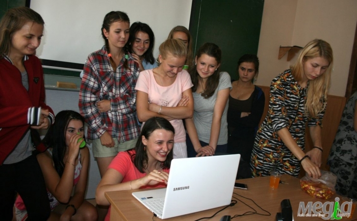 Закарпатські студенти креативлять: першокурсники знайомилися на ПІЖАМА-party