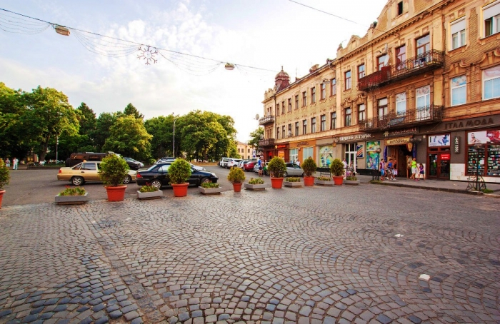 Прохання до водіїв в Ужгороді: прибрати припарковані авто з площі Петефі