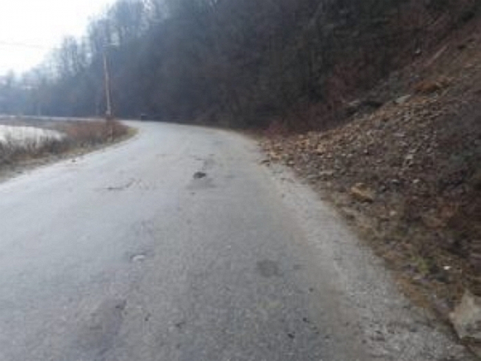 Зсув ґрунту частково перекрив дорогу "Мукачево – Рогатин"