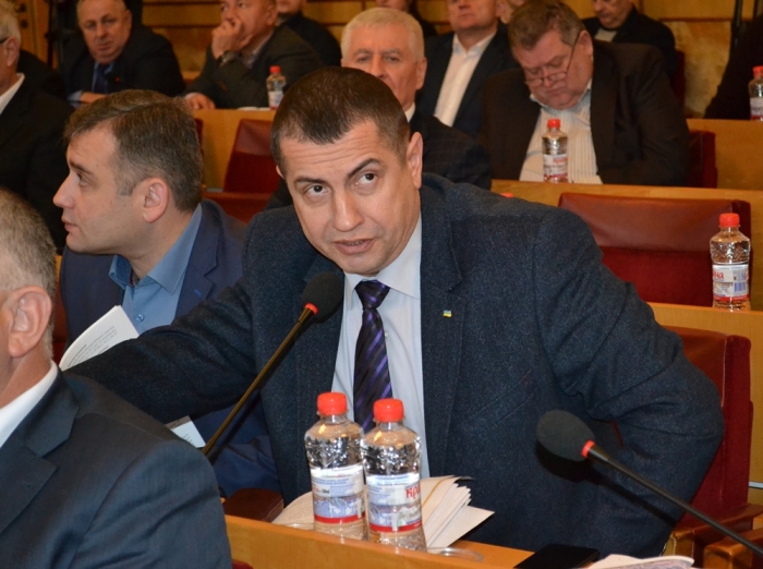 Закарпатські парламентарі перейнялися занедбаним станом залізничного вокзалу в Хусті