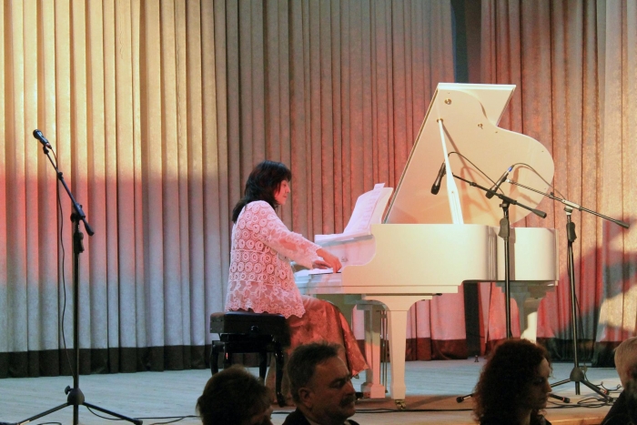 Закарпатська "богиня фортепіано" виступила з "різдвяним концертом" на своїй малій батьківщині