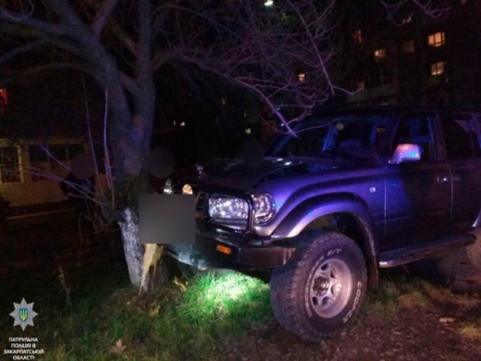 В Ужгороді перегони іномарки з поліцейським авто завершилися жорстким "поцілунком" порушника з деревом