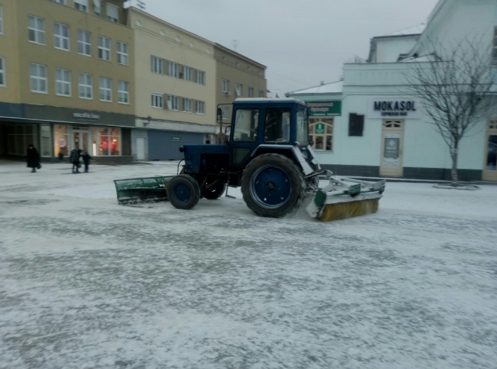 Ужгородські комунальники  розчищають місто від снігу