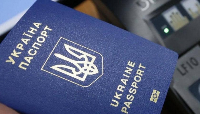 Коли вже закордонні паспорти закарпатцям видаватимуть вчасно?