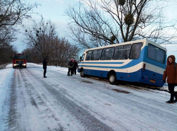 "Колочавський" автобус з 13-ма людьми витягували з узбіччя МНСники Закарпаття