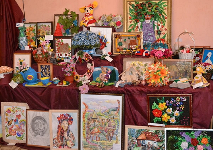 29 закладів освіти Тячівщини взяли участь у виставці-конкурсі декоративно-ужиткового і образотворчого мистецтва