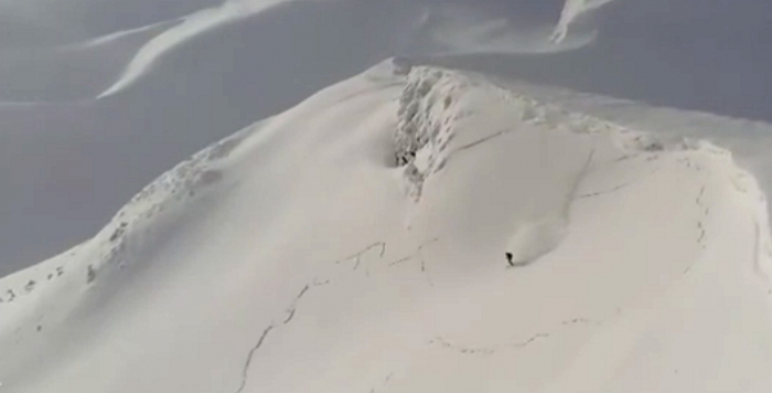 Екстремал на лижах, що дивом вижив після снігової лавини, заявив, що "спустив" її навмисно!