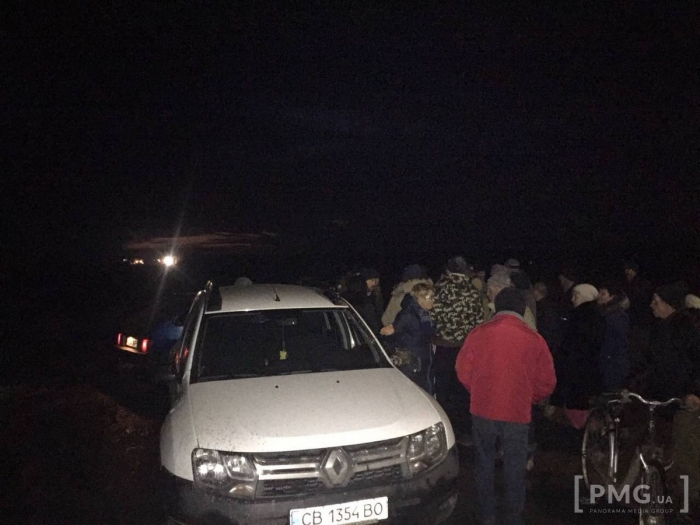 Обурені жителі села на Закарпатті заблокували рух великотоннажних фур