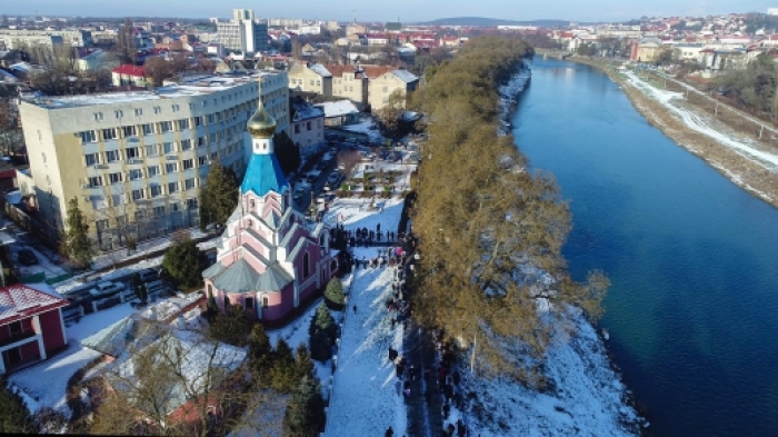  Погляд із неба! Хрещення Господнє на річці в Ужгороді