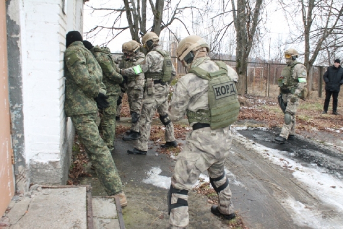 Спецоперація у Мукачеві: троє чоловіків вчинили "розбійний напад" на АЗС та взяли 4-х заручників