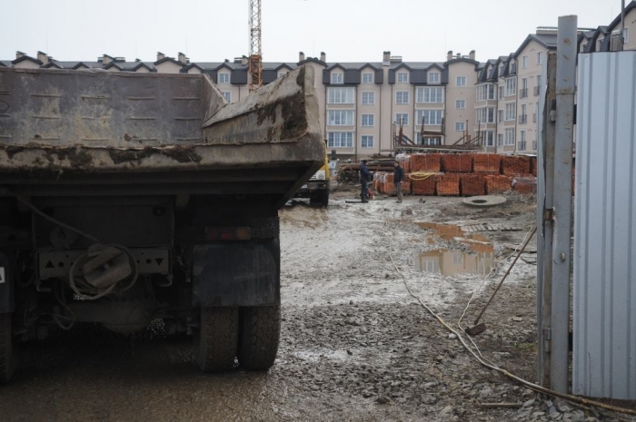 На забудовника в Ужгороді чекає штраф за те, що вантажівки виїжджали з будівництва із брудними колесами