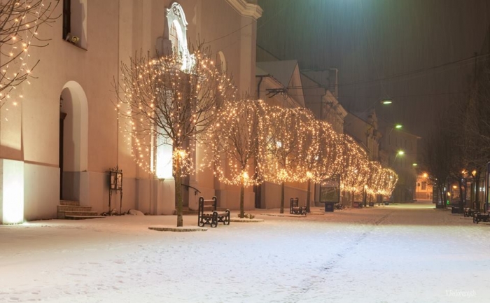 Ужгород зимовий: з’явилися фото засніженого нічного міста без людей