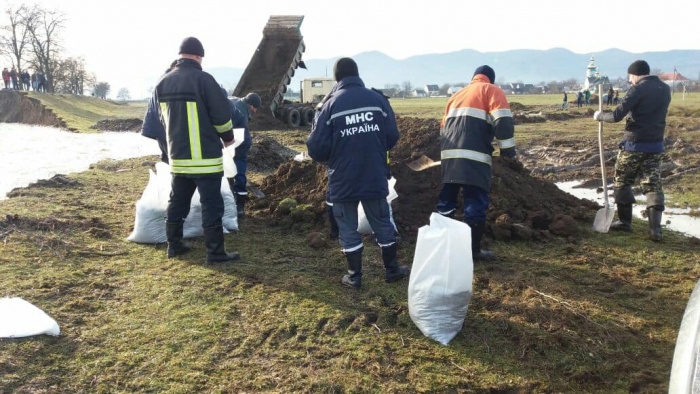 Рятувальники допомагають водникам відновлювати дамбу через р. Ріка на Хустщині